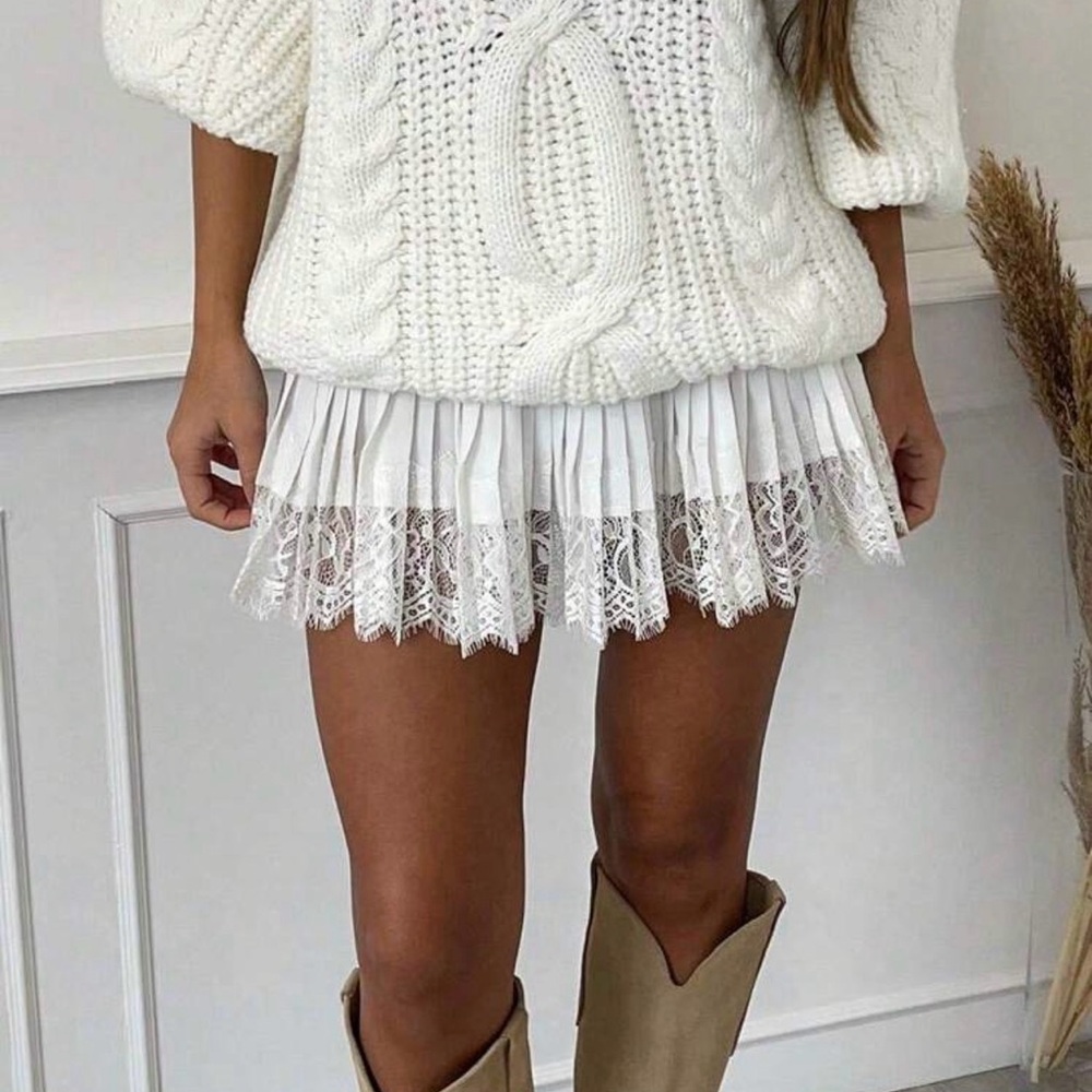 Women's Medium White Lace Mini Skirt with Built in Shorts- NEW